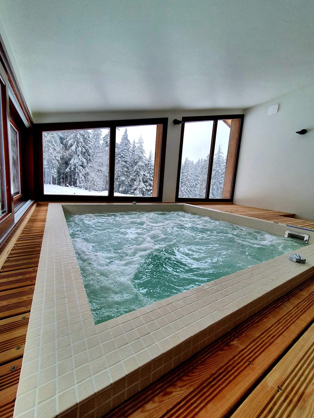 Auberge la Croix Perrin vous accueille toute l'année à 1218 m d’altitude, à mi-chemin entre Lans en Vercors et Autrans. Découvrez ce charme hôtel restaurant et profitez de son SPA, Jacuzzi, Sauna ainsi que son Bar