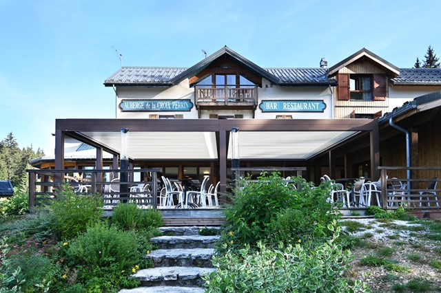 Auberge la Croix Perrin vous accueille toute l'année à 1218 m d’altitude, à mi-chemin entre Lans en Vercors et Autrans. Découvrez ce charme hôtel restaurant et profitez de son SPA, Jacuzzi, Sauna ainsi que son Bar